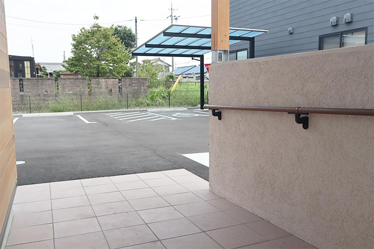 車いす用屋根付き駐車場(スロープで安心)